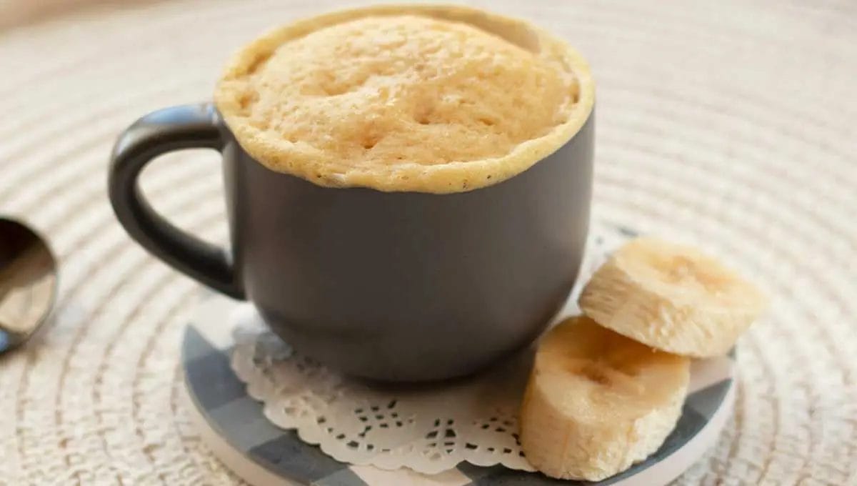 Bolo de banana de caneca