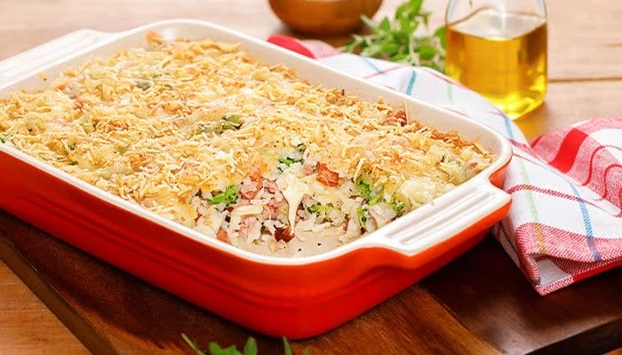 Aproveite os legumes da geladeira e faça um arroz de forno com requeijão cremoso!