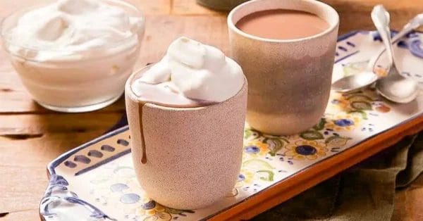 Chocolate quente cremoso com chantilly