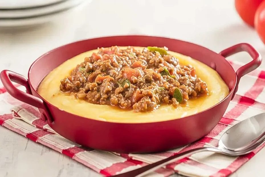 Polenta cremosa com carne moída