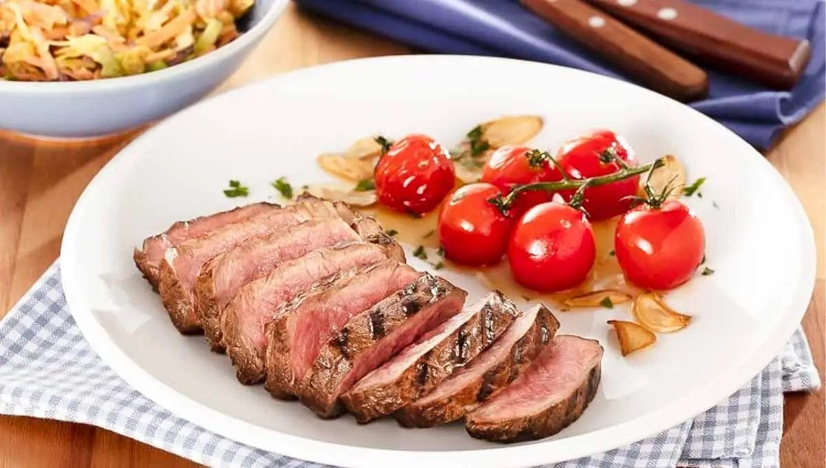 Receita contra filé com tomates grelhados e salada de repolho