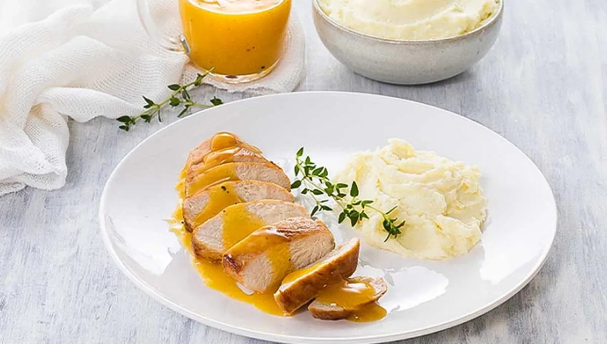 Filé de frango com molho de maracujá e purê de batata cremoso