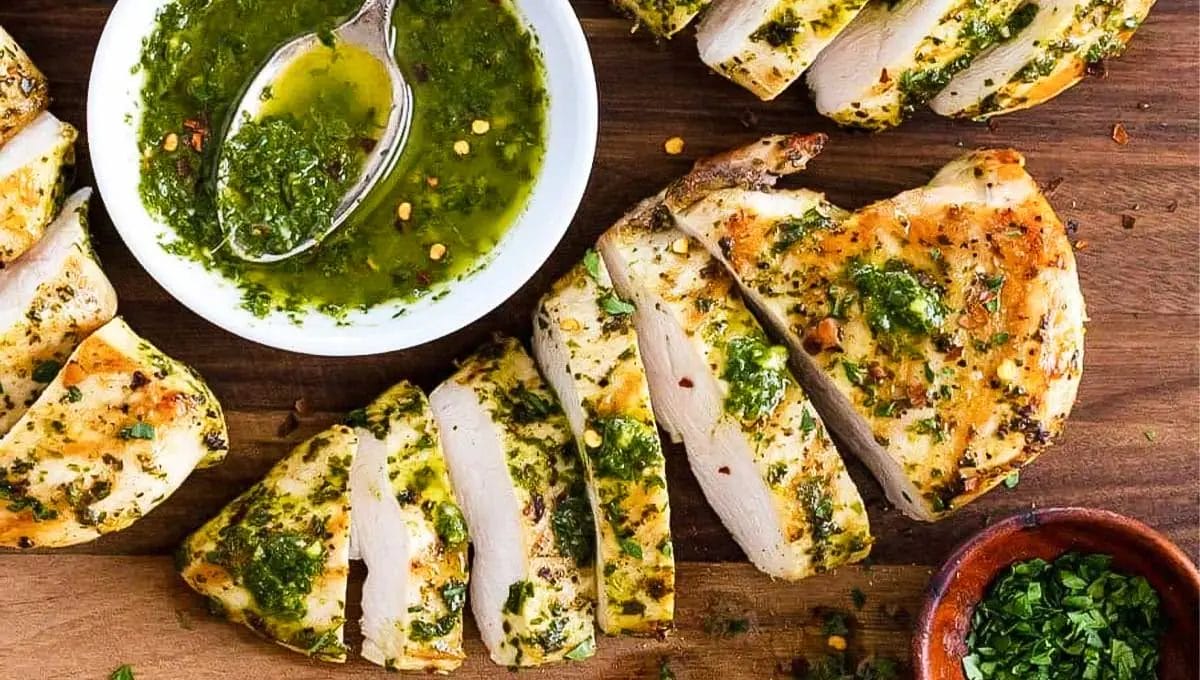 Frango ao molho pesto, suculento e com sabor que vai te surpreender!