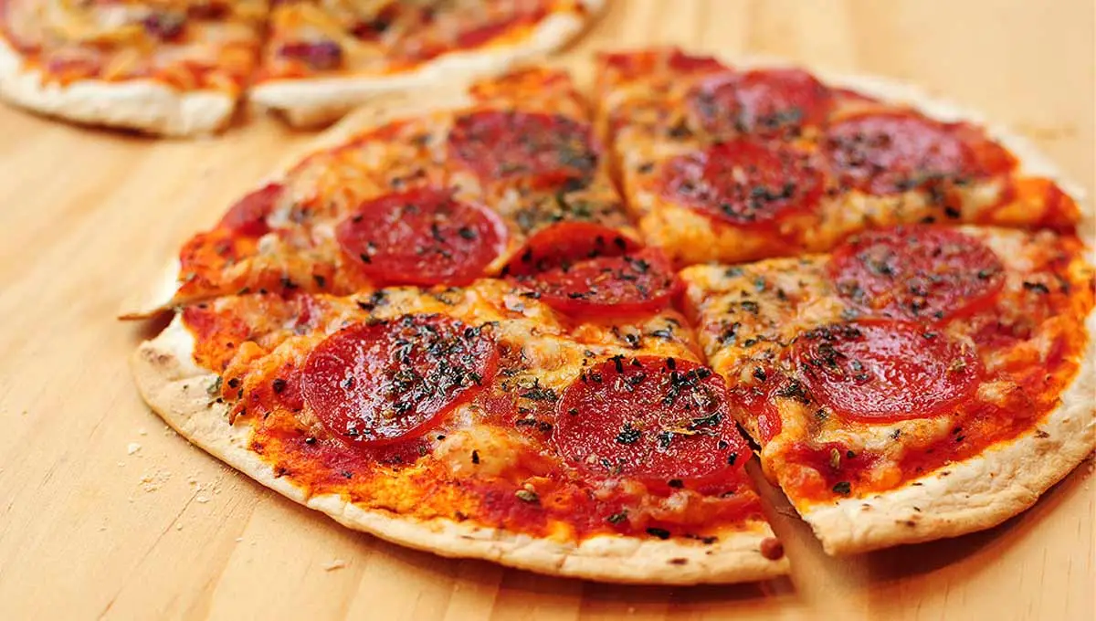Pizza com massa fina e crocante, igual a de pizzaria!