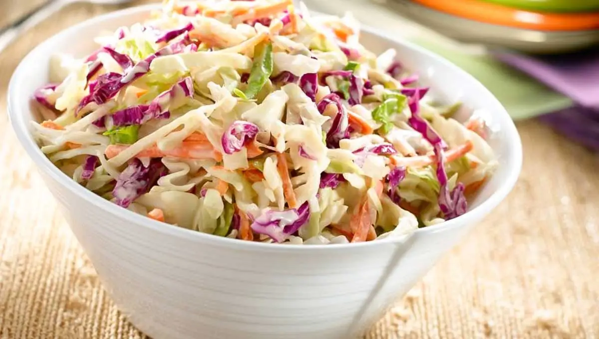 Salada de repolho com maionese, também conhecida como salada coleslaw