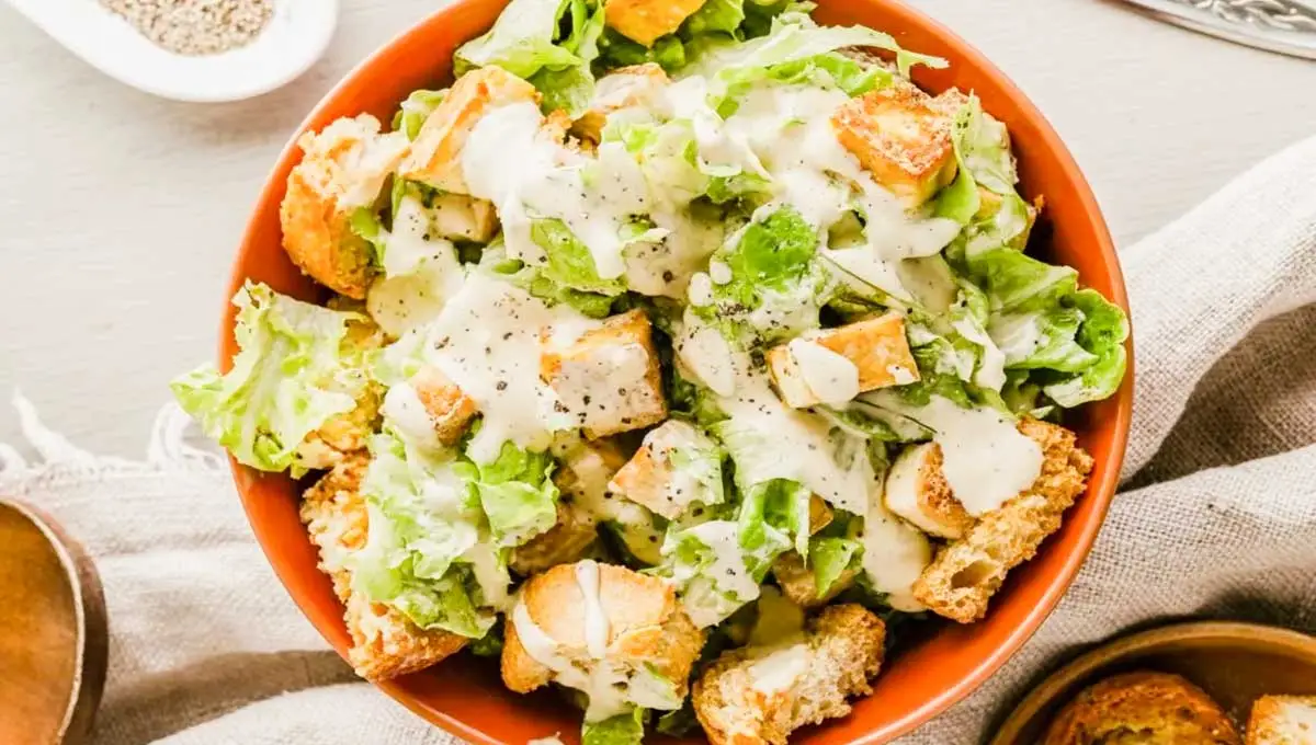 Salada caesar com croutons caseiros, veja como fazer a receita tradicional!