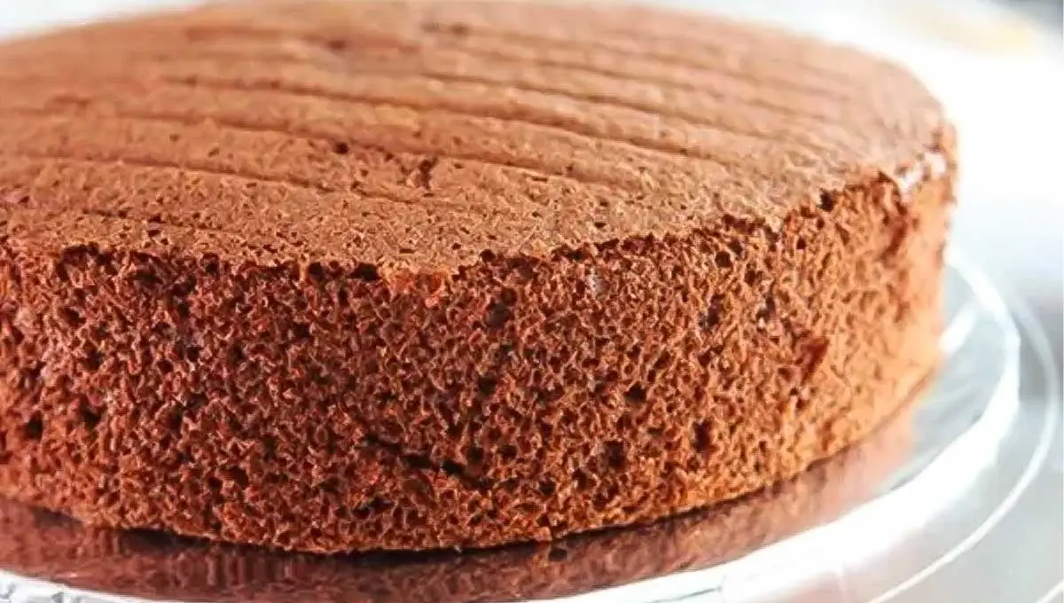 Pão de ló de chocolate com 4 ingredientes + versão da receita sem glúten