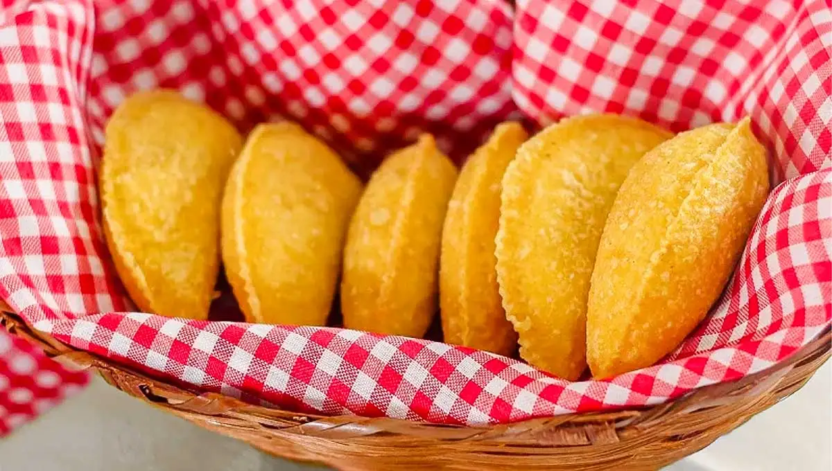 Massa de pastel caipira com de farinha de milho, sabor de salgadinho de festa e super fácil de fazer!