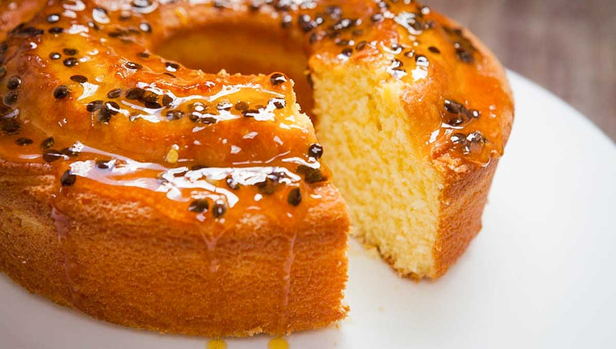 Bolo de maracujá com calda