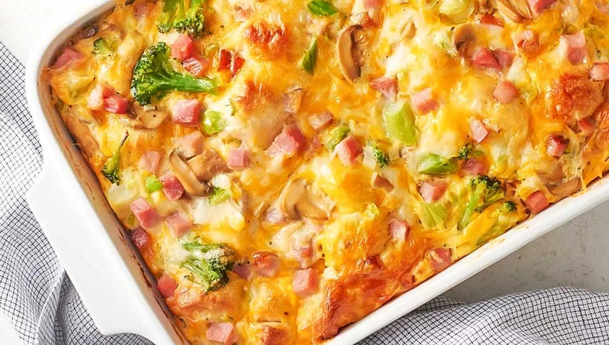 Tem ovo e legumes em casa? Faça esse omelete de forno com legumes cremoso e nutritivo!