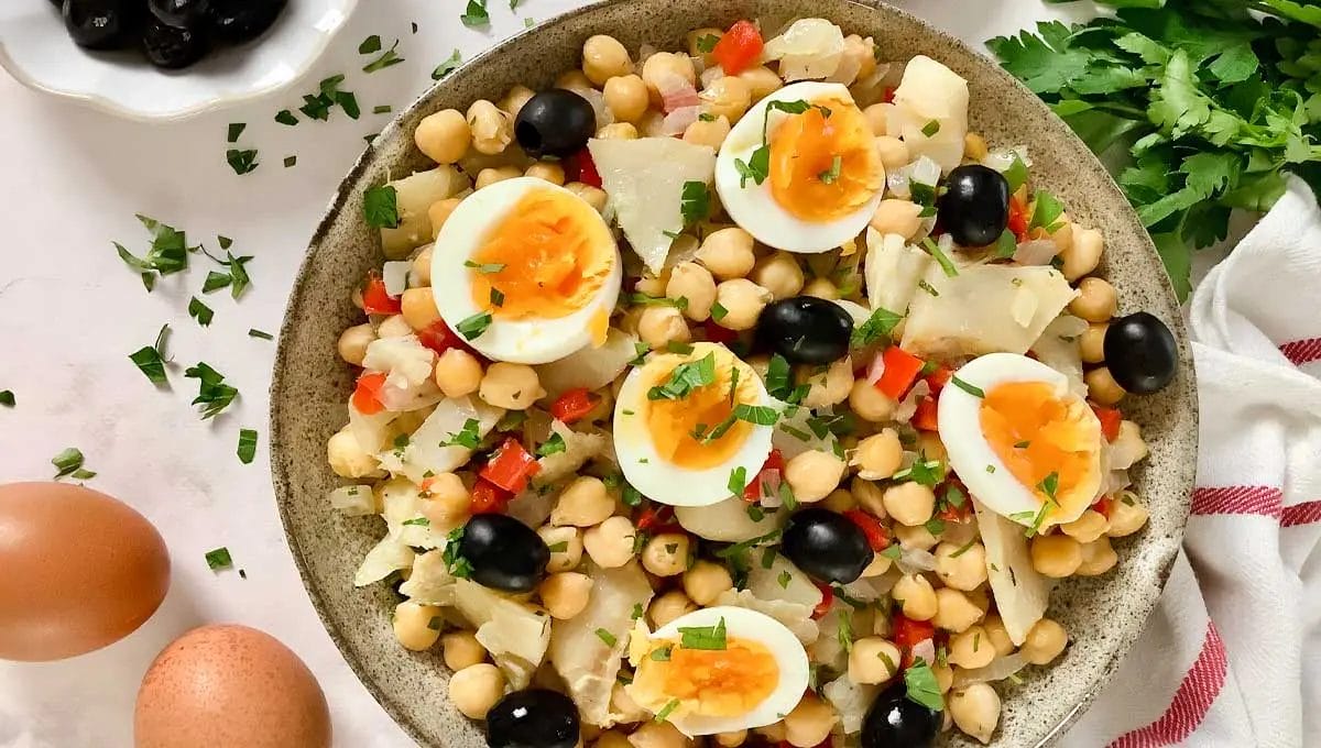 Salada de bacalhau e grão de bico com ovo