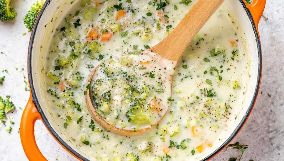 Substitui o seu jantar! Sopa cremosa de brócolis te ajuda a perder peso de forma saudável