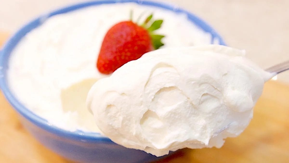 Faça em casa Iogurte grego com 2 ingredientes, sem adição de açúcar nem conservantes