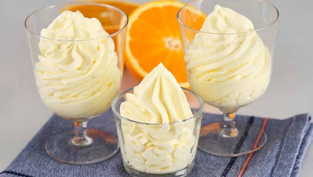 Sobremesa cremosa de laranja, sem gelatina, levíssima, serve até para recheios de bolos!