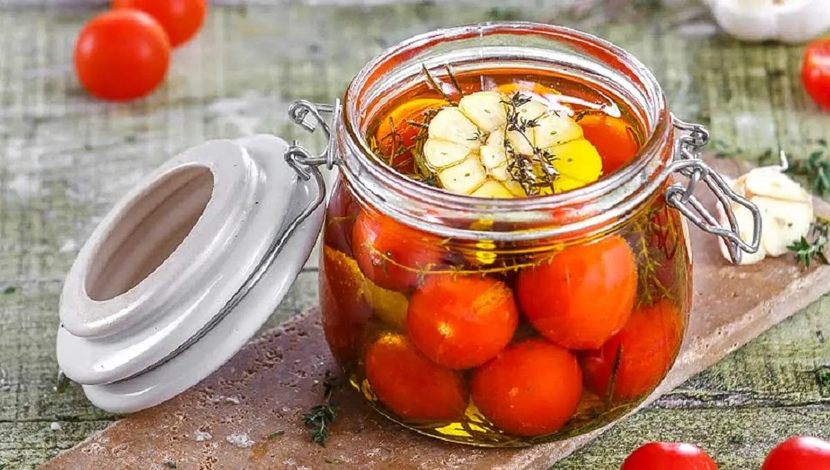 Aprenda a fazer tomate confit, uma conserva de tomate que vai elevar o sabor dos seus pratos!