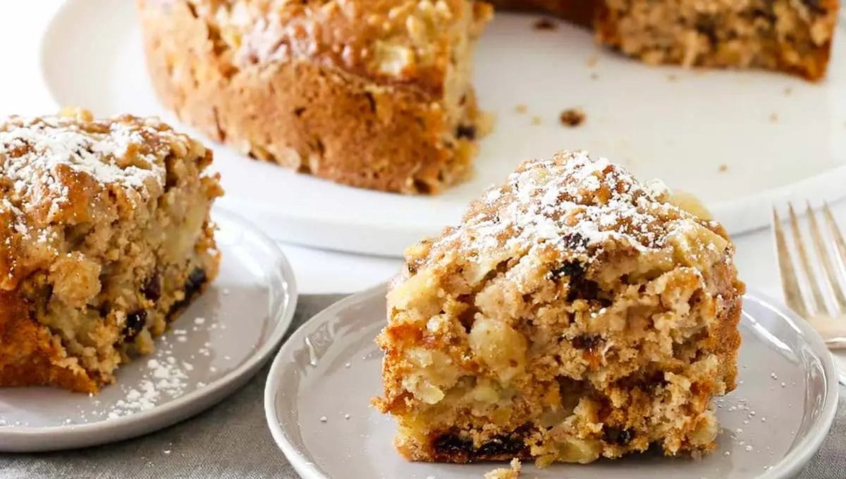 Bolo de maçã com aveia e açúcar mascavo super fofinho, massa fácil sem batedeira nem liquidificador!