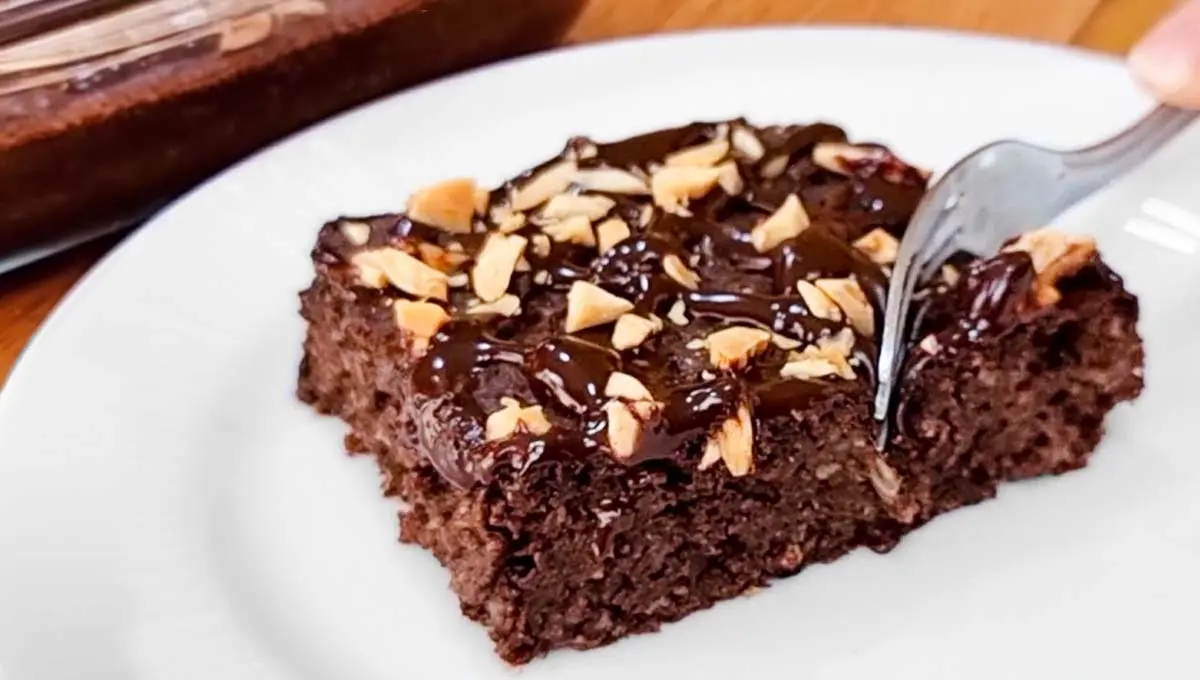 Tem aveia em casa? Faça esse Brownie fit sem açúcar, sem glúten e sem lactose que fica molhadinho e é super fácil de fazer!
