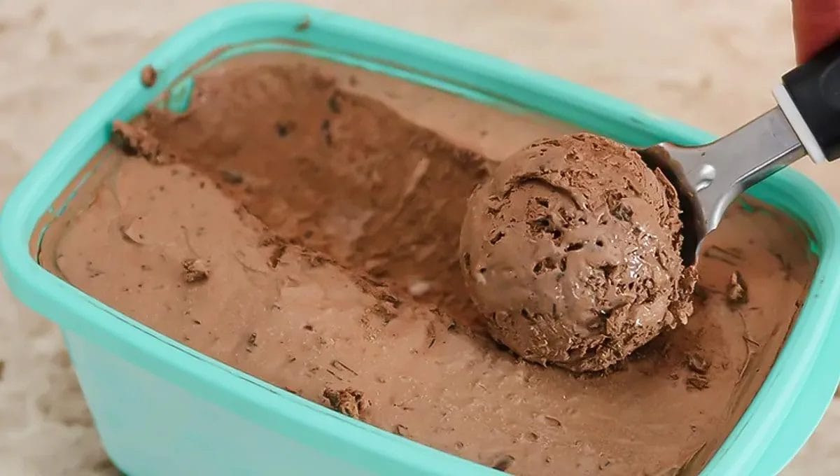 Misture só 3 ingredientes e faça o melhor sorvete de chocolate! Pronto em minutos e sem emulsificante!