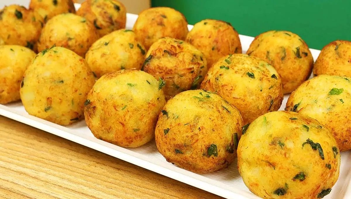 Mais fácil que coxinha! Esse bolinho de batata com frango vai virar o seu salgadinho preferido!