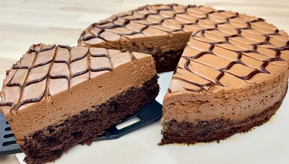Cremoso, aerado, fácil e delicioso! Veja como fazer fazer o melhor bolo mousse de chocolate!