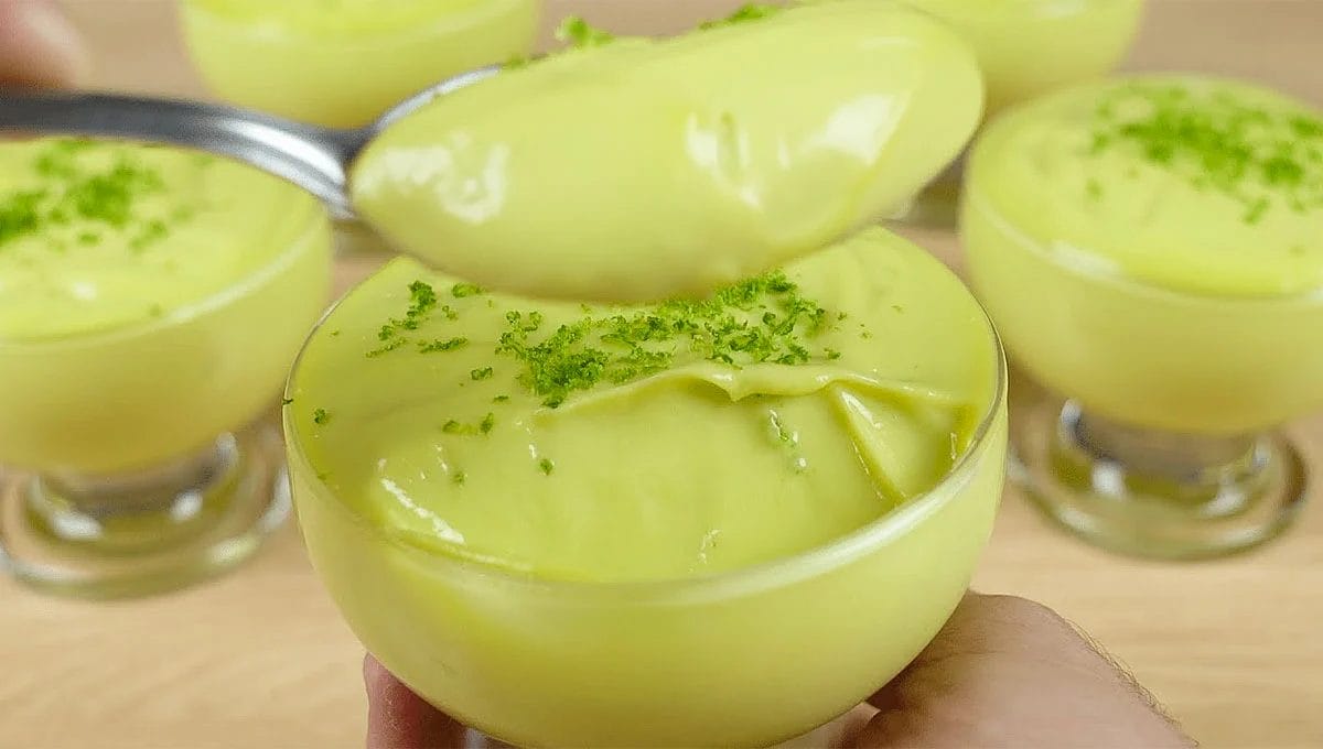 Tem abacate em casa? Faça esse mousse de abacate cremoso sem gelatina e usando apenas 4 ingredientes simples!