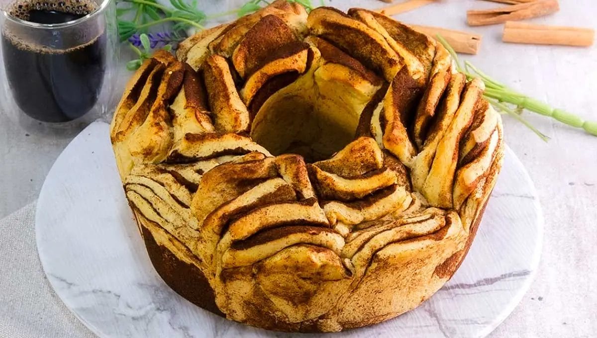 Até parece bolo de tão alto e fofinho que fica, mas é um pão de chocolate com canela delicioso!