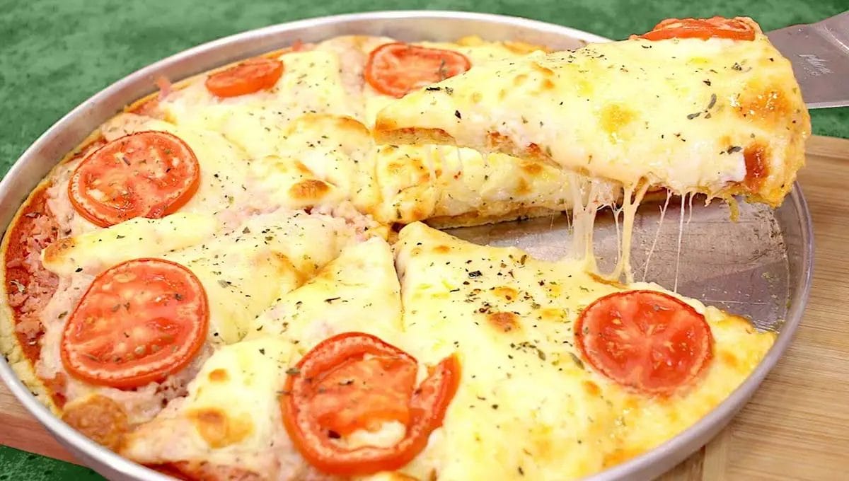 Pizza com massa de tapioca, sem glúten, sem sova, super rápida e deliciosa!