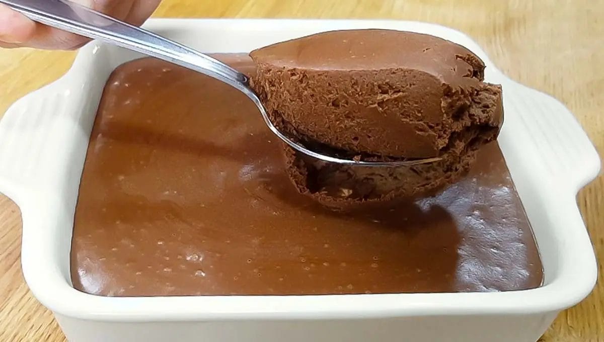 Sobremesa de chocolate sem açúcar, sem gelatina, sem forno e com apenas 3 ingredientes simples. Fácil e rápida!