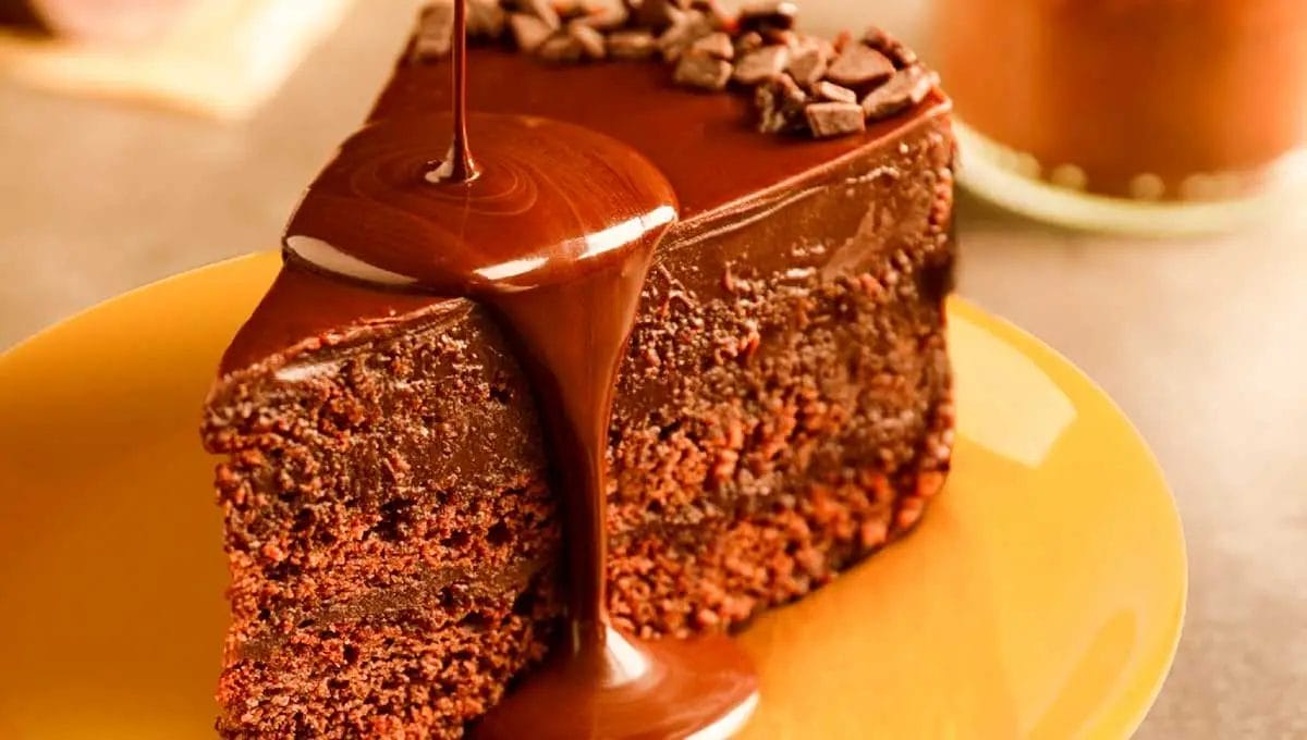 Aprenda a fazer calda de chocolate para bolo cremosa e brilhante com apenas 4 ingredientes e sem leite condensado!