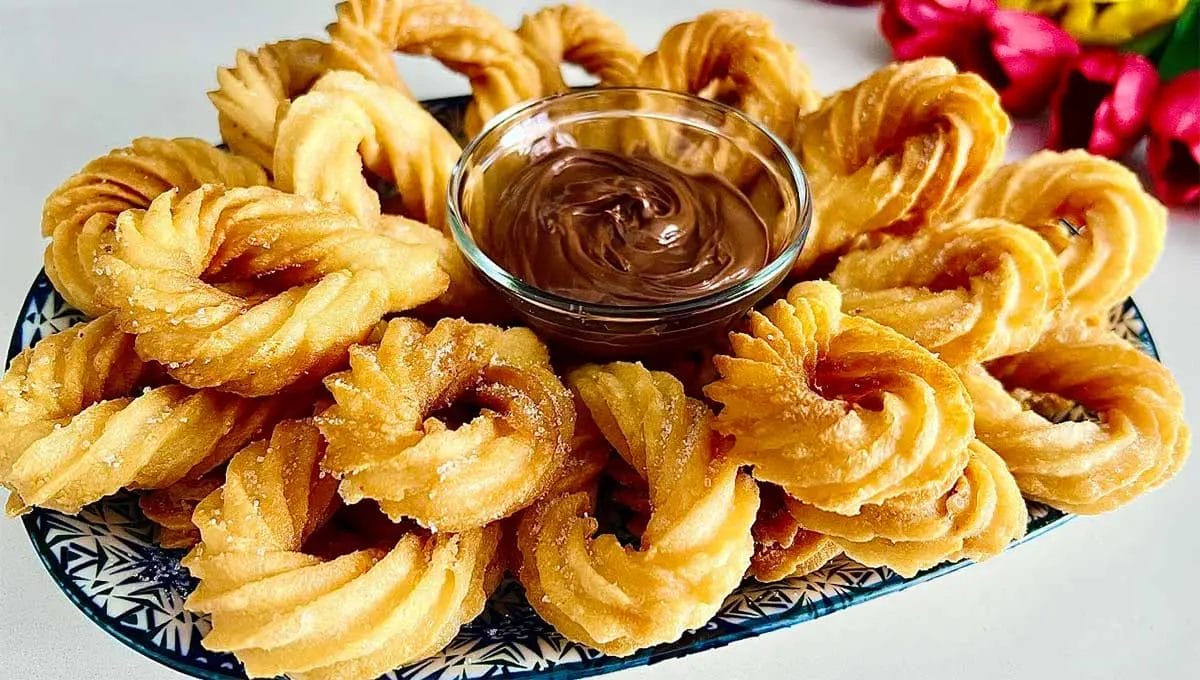 Apenas farinha e água quente para fazer essa massa de churros fácil e deliciosa sem ovos nem leite!