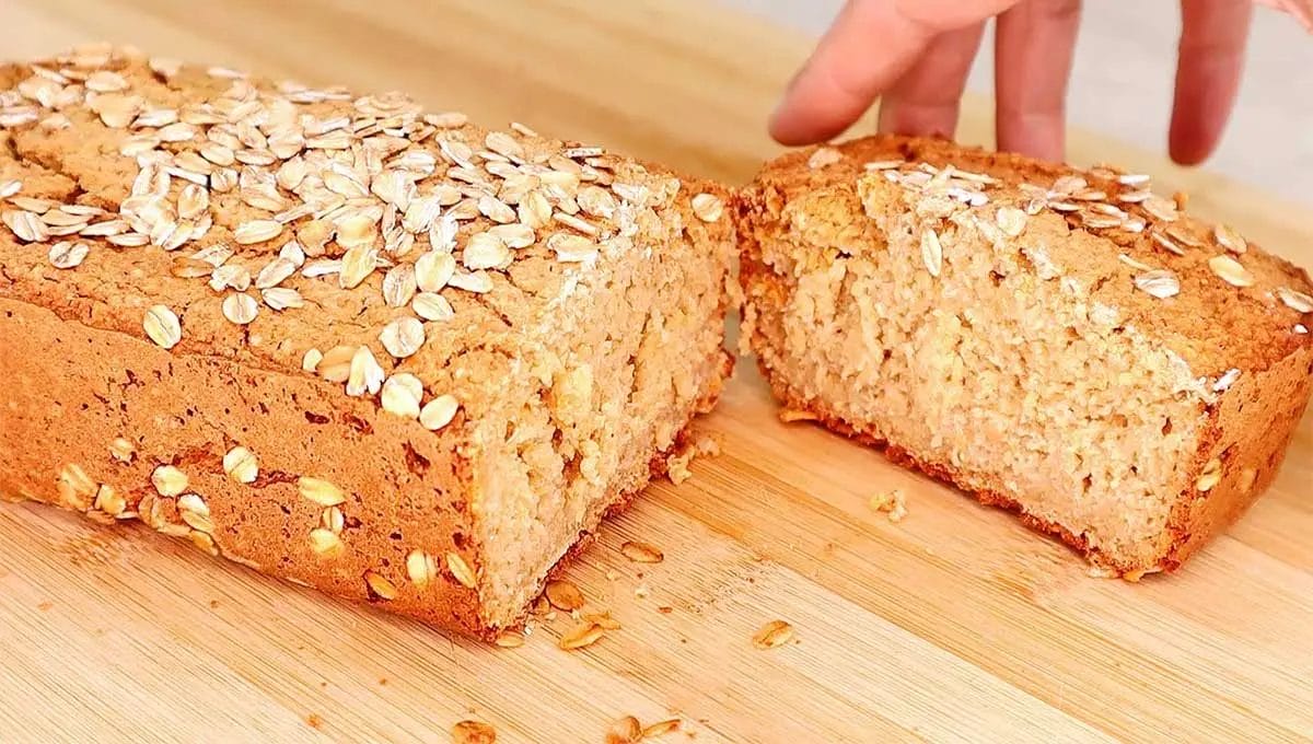Esse pão de aveia sem sova feito com mel e iogurte é uma opção rápida, fácil, rico em fibras, proteínas e vitaminas!