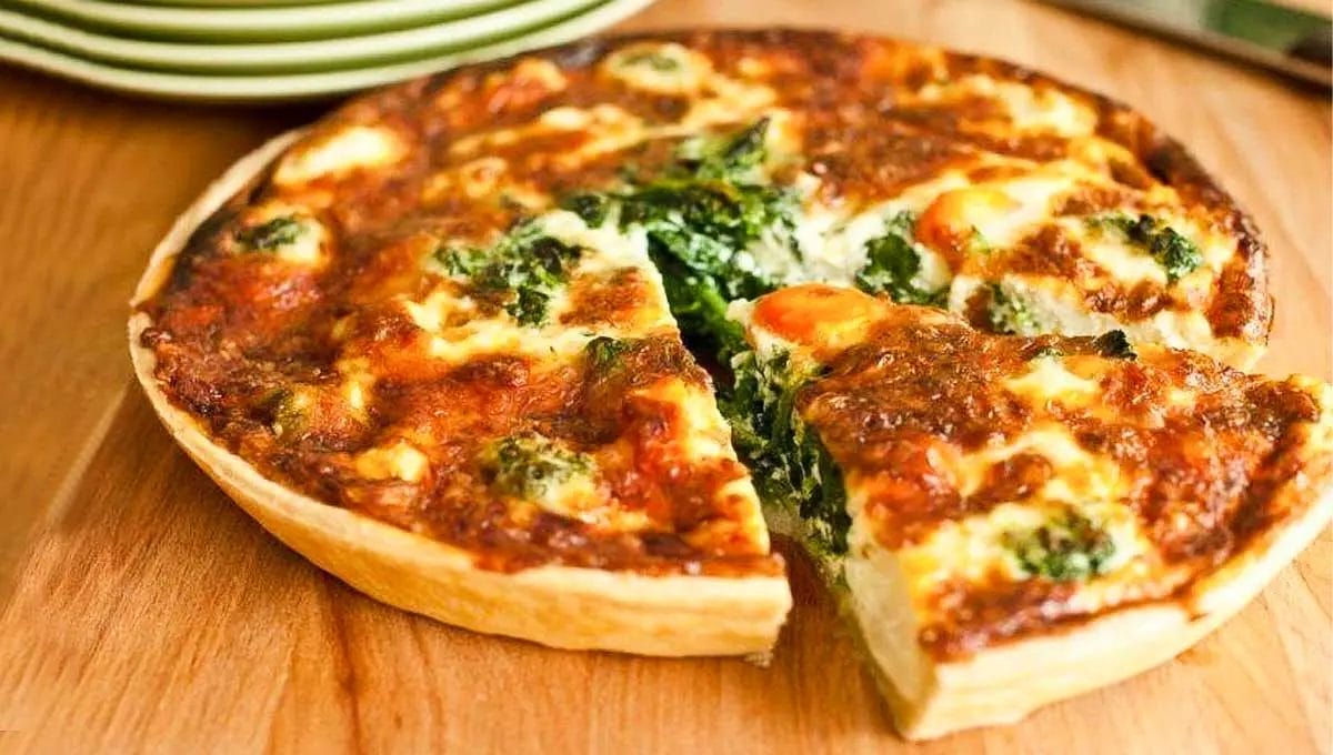 Essa quiche de espinafre com queijo tem massa amanteigada fácil e um recheio cremoso que vai surpreender à todos!