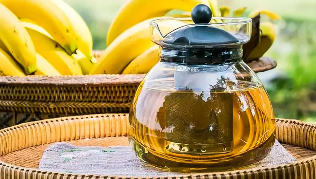 O famoso chá de banana emagrece mesmo? Confira os benefícios e dicas para turbinar o efeito!