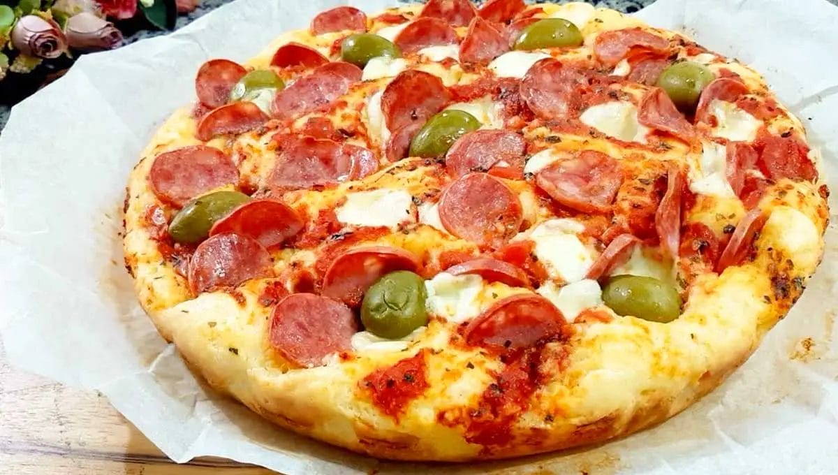 Pizza rústica com massa fácil e sem sova, todo mundo vai querer repetir esse lanche rápido e delicioso!