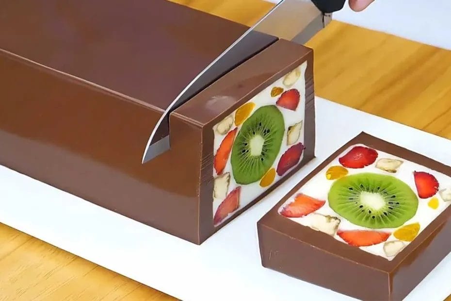 Sobremesa de frutas com cobertura de chocolate