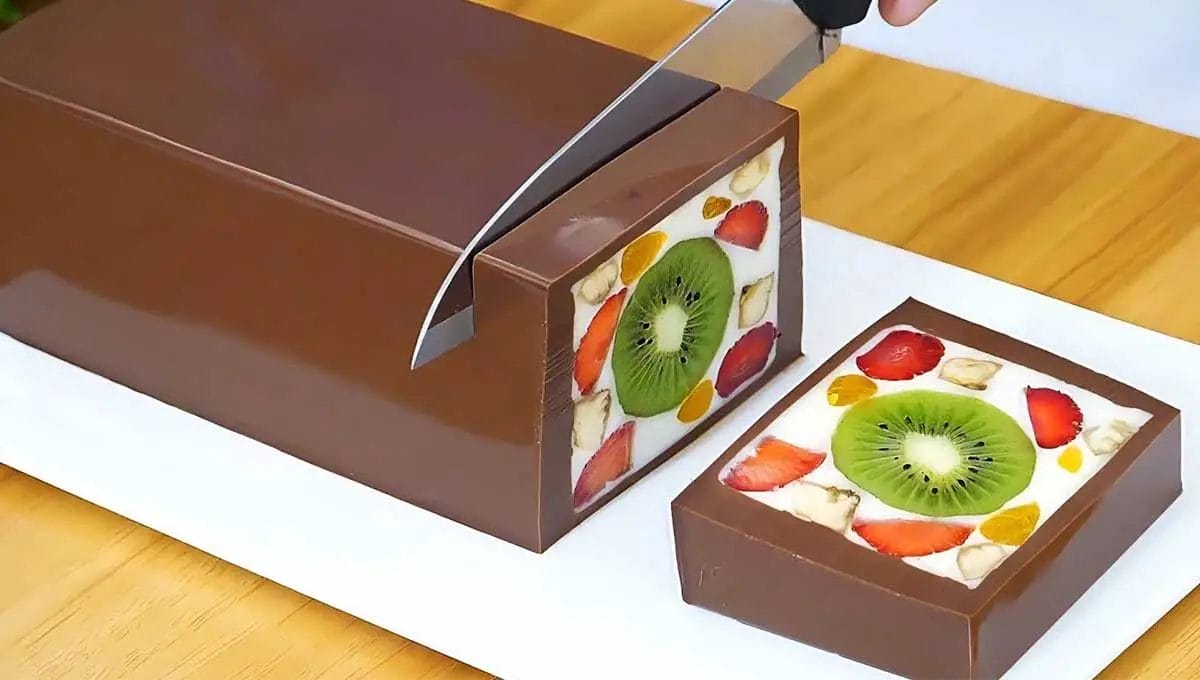 Sobremesa de frutas com cobertura de chocolate é uma surpresa deliciosa a cada fatia!