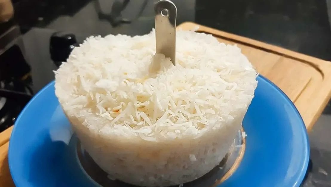 Cuscuz de tapioca na cuscuzeira