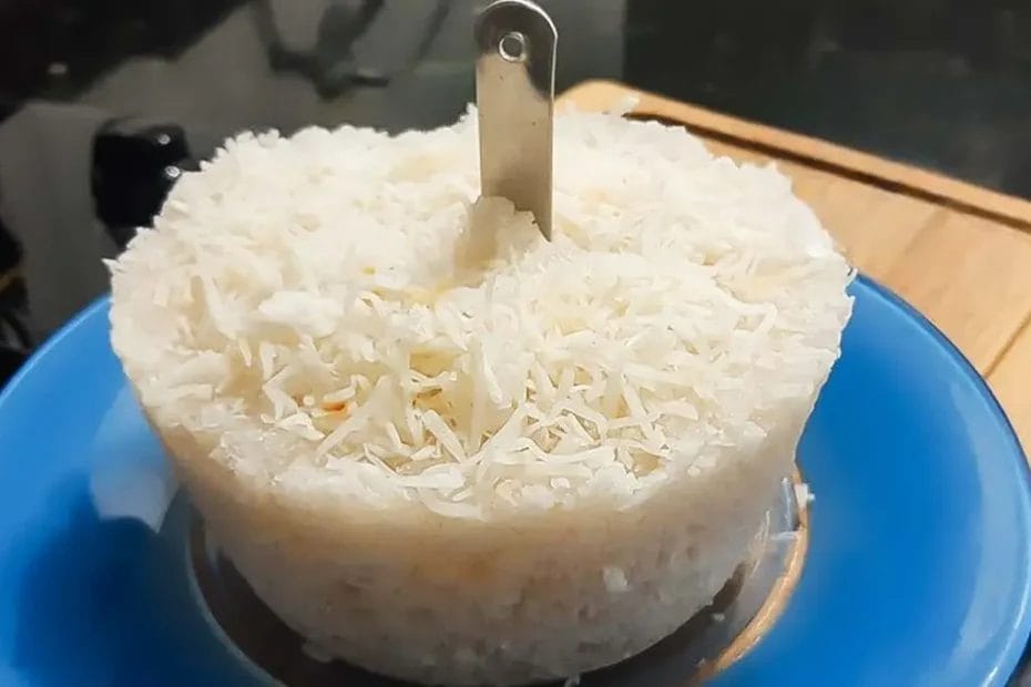 Cuscuz de tapioca na cuscuzeira