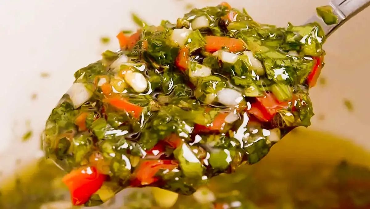 Molho chimichurri caseiro, perfeito para servir no churrasco em família!