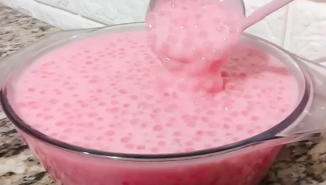 Sagu com gelatina de morango