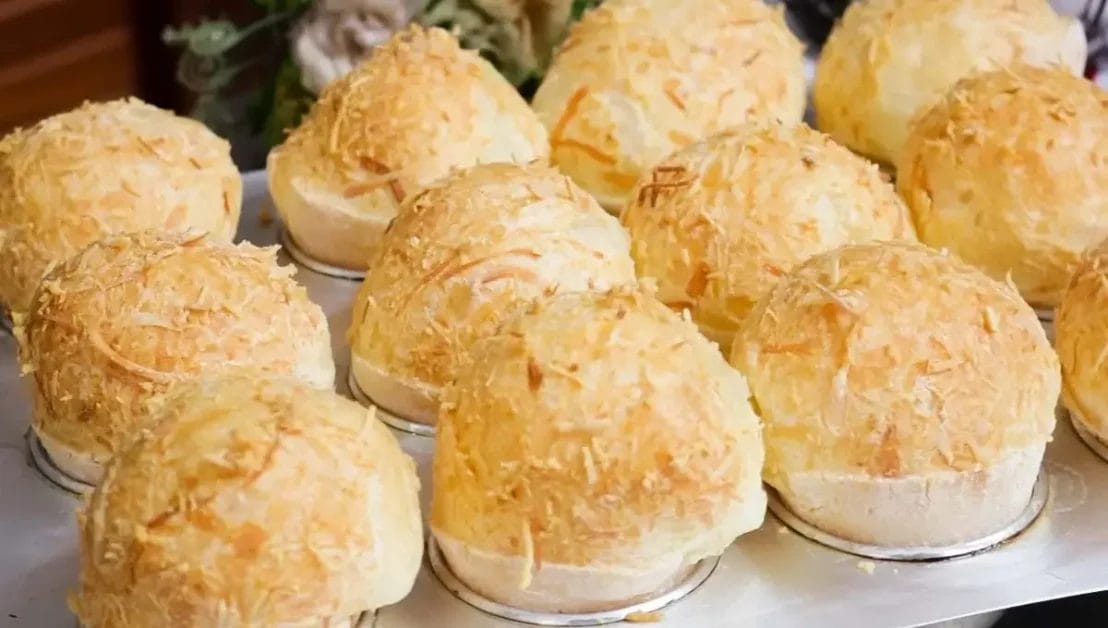 Pão de queijo de liquidificador com casquinha de parmesão