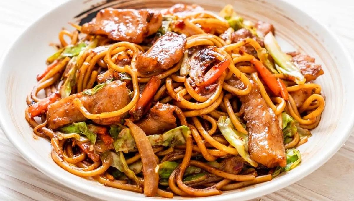 Leve o sabor da culinária asiática para a sua mesa com esse delicioso Yakssoba!